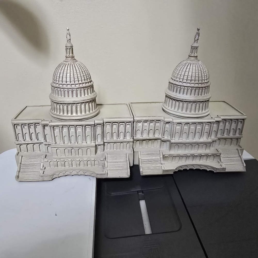 Vintage Capital Building Bookends Melannco Law Books Washington DC Tourist